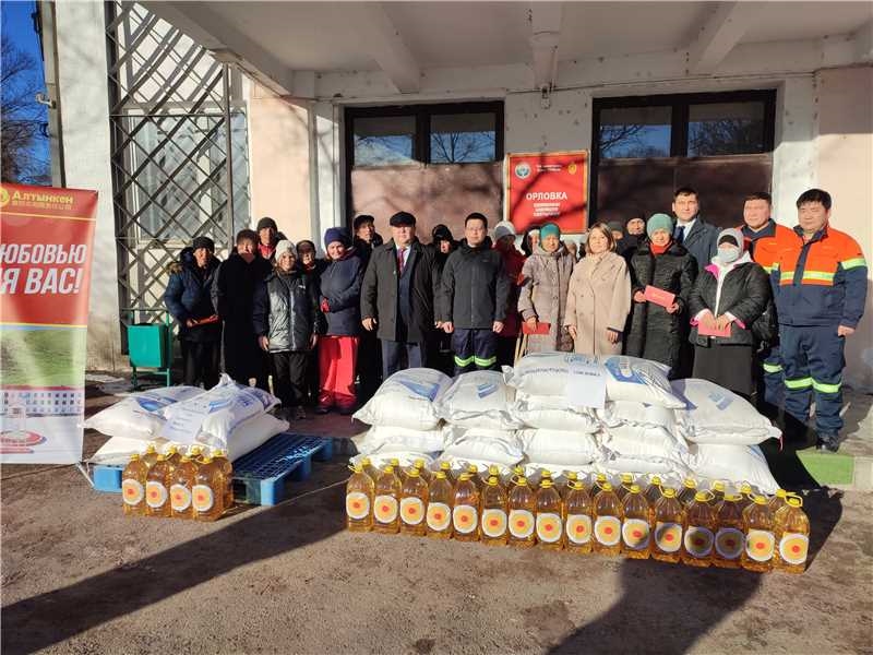 奧同克金礦圣誕慰問社區(qū)困難家庭