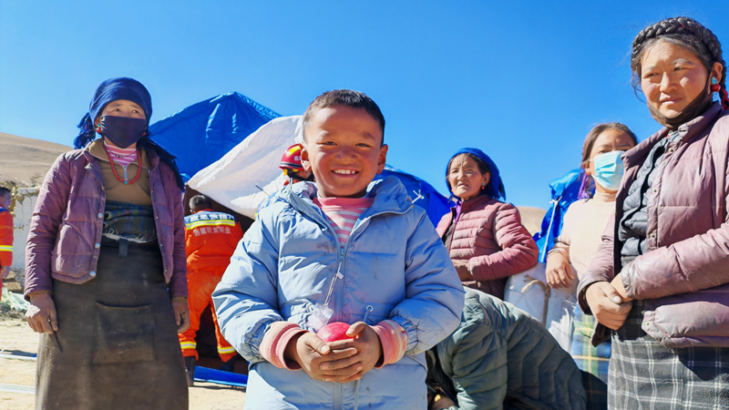 紫金礦業(yè)救援隊(duì)伍為地震災(zāi)區(qū)群眾搭建御寒帳篷