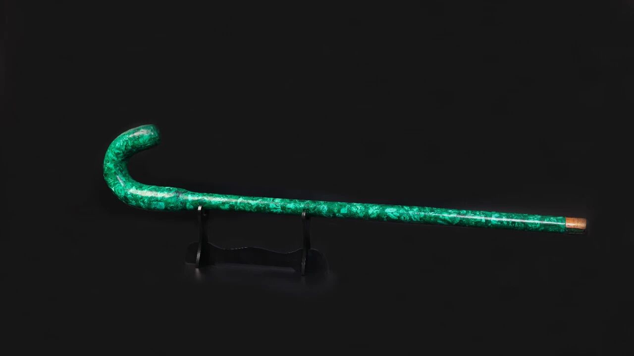 剛果（金）盧阿拉巴大酋長向紫金礦業(yè)捐贈(zèng)隨身權(quán)杖